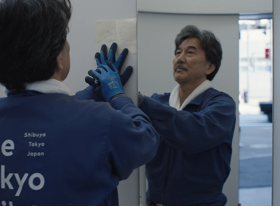 <p><span>Die Hauptfigur Hirayama geht dabei seiner beruflichen T&auml;tigkeit als Toilettenreiniger voller Hingabe und Gr&uuml;ndlichkeit nach. Foto: DCM Film Distribution GmbH</span><span></span></p>